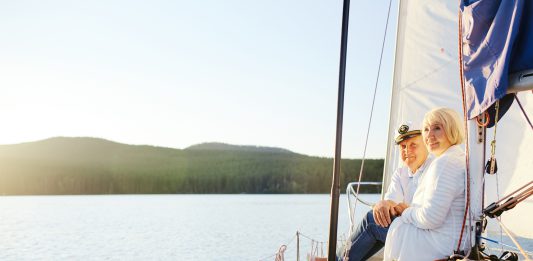 אני בחורה רומנטית. תמיד ידעתי מה הדבר שאני יכולה להעניק לבן זוג שלי שישמח אותו באותו רגע וידעתי לתת לו מתנות שהוא לא ידע בכלל שהוא רוצה. כשהגיע יום ההולדת שלי אמרתי לו שהוא לא צריך להשקיע. כמה שאני אוהבת את בן זוגי, אני כבר השלמתי שאין לו מספיק הבנה ברומנטיקה, אבל הוא אמר שיש לו הפתעה ליום הולדת ושלא אקבע שום דבר אחר. חשבתי לעצמי. מה הוא כבר יכול לעשות? כשהגיע תאריך יום ההולדת שלי נסענו ברכב, וחנינו בחניון של מרינה הרצליה, טיילנו לאורך המזח ולפתע הוא הצביע על יאכטה מפוארת ואמר הזמנתי לנו שייט רומנטי ליום הולדת. לא יכולתי לסגור את הפה מרוב הלם והפתעה. הוא הוביל אותי ועזר לי לעלות ליאכטה, על השולחן הייתה מפה לבנה, כוסות מלאות בשמפניה איכותית, נשנושים ומוזיקה, הוא שם את השיר שאני הכי אוהבת ברקע, מתוך היאכטה יצא הסקיפר שהציג את עצמו ואמר שהוא ינווט את היאכטה שלנו להפלגת שייט רומנטי שהזמנו, ואנחנו פשוט מוזמנים ליהנות ולהתרווח בכריות שעל הסיפון. היאכטה הייתה מלאה בקישוטים ליום הולדת, בלונים בצורת לב, סרטים צבעוניים בצבעים רכים, פירות טריים חתוכים בצורות שונות, ואפילו כריות מפנקות בקצה הסיפון, ישבנו צמודים אחד לשני על הסיפון והוא סיפר איך עלה לו הרעיון להפלגת שייט רומנטי ליום הולדת, שבמשך ימים הוא חרש את האינטרנט ולא מצא רעיון מספיק טוב, והוא רצה שאתרגש, ואשמח, ורצה להעניק לי מתנה כל כך מיוחדת ורומנטית כדי להראות כמה אני חשובה לו וכמה הוא יכול כן להיות רומנטי. לבסוף הוא פנה לחברה הכי טובה שלי בפייסבוק, והיא זרקה לו כמה רעיונות, והציעה לו לקחת הפלגת שייט רומנטי ליום הולדת על יאכטה במרינה הרצליה, הוא חשב שזה יהיה מסובך לארגן את זה, והיא נתנה לו את המספר של גל ונעמה השכרת יאכטות, אמרה לו שפעם בן הזוג שלה לקח אותה להפלגת שייט רומנטי ליום הולדת, ושהיא זוכרת את החוויה כאחת החוויות הרומנטיות ביותר שהיא עברה בחייה. הוא סיפר שבחברת היאכטות ממש עזרו לו בגיבוש הרעיון של הפלגת שייט רומנטי, ונתנו לו מלא הצעות כיצד להפתיע אותי כשיגיעו ליאכטה, והצוות המסור שלהם עזר לו לארגן את הכל. כל כך התרגשתי לשמוע את הסיפור שלו ולחשתי לו תודה, נשענו על המעקה של היאכטה וצפינו בשקיעה המרהיבה, על השמש הלוהטת, הרוח שפיזרה את שערנו והים הכחול והעמוק שעוצמתו השקטה תרמה לאווירה הפסטוראלית השקטה והרומנטית. הוא לקח את ידי והתחיל לרקוד איתי סלואו צמוד בעוד מוזיקת הרקע מתנגנת. לא יכולתי לבקש יום הולדת מיוחד ומרגש כמו שייט רומנטי ליום הולדת שבן זוגי אירגן לי. גם אתם חייבים לנסות שייט רומנטי ליום הולדת על יאכטה בשביל בן או בת הזוג שלכם, זו חוויה בלתי נשכחת. צרו קשר 0504600470 עם גל ונעמה השכרת יאכטות, ולא תתחרטו.